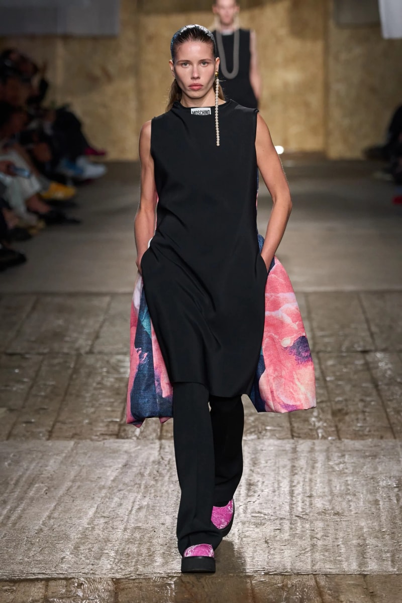 MFW：Moschino 2025 春季大秀，模特手上拿著快煮壺、安全帽、清潔劑...總讓人出其不意！
