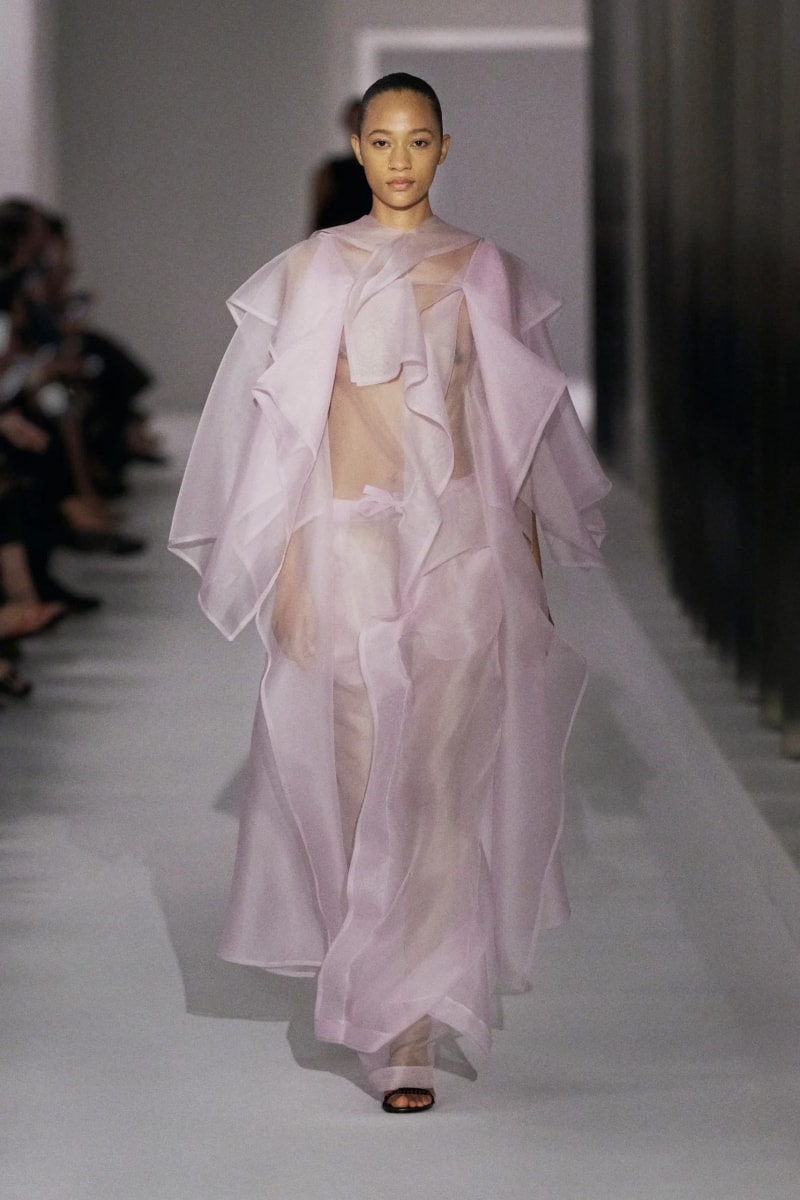 NYFW：Khaite 式的女人味，「透視薄紗褲」將成為本季一大重要趨勢！