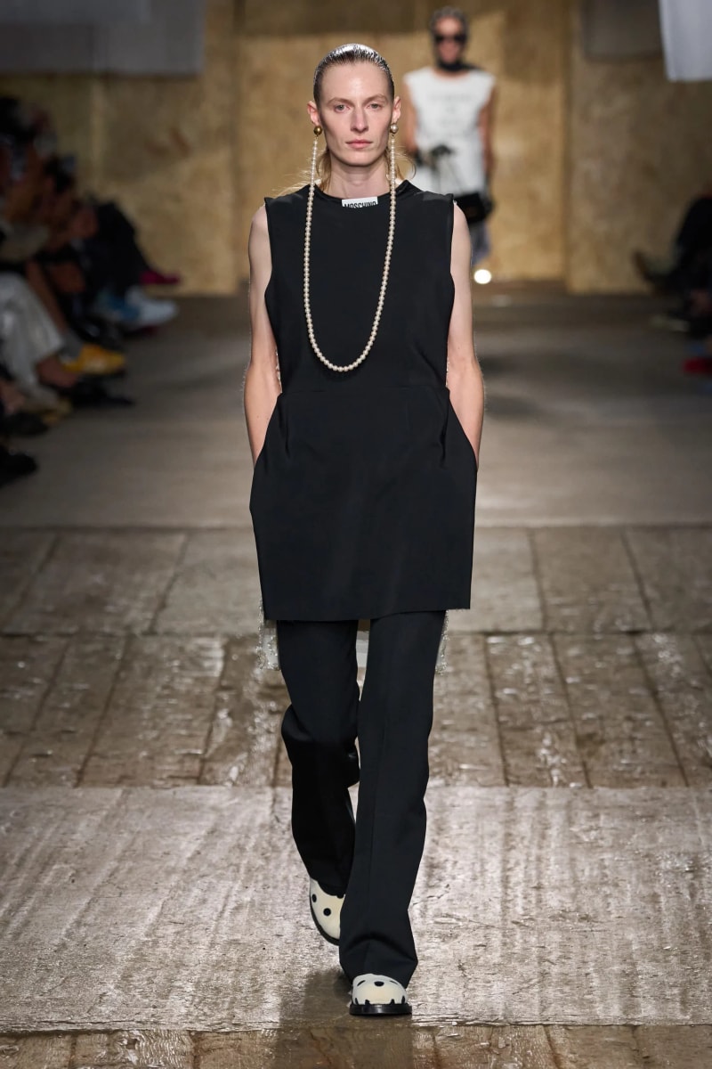 MFW：Moschino 2025 春季大秀，模特手上拿著快煮壺、安全帽、清潔劑...總讓人出其不意！