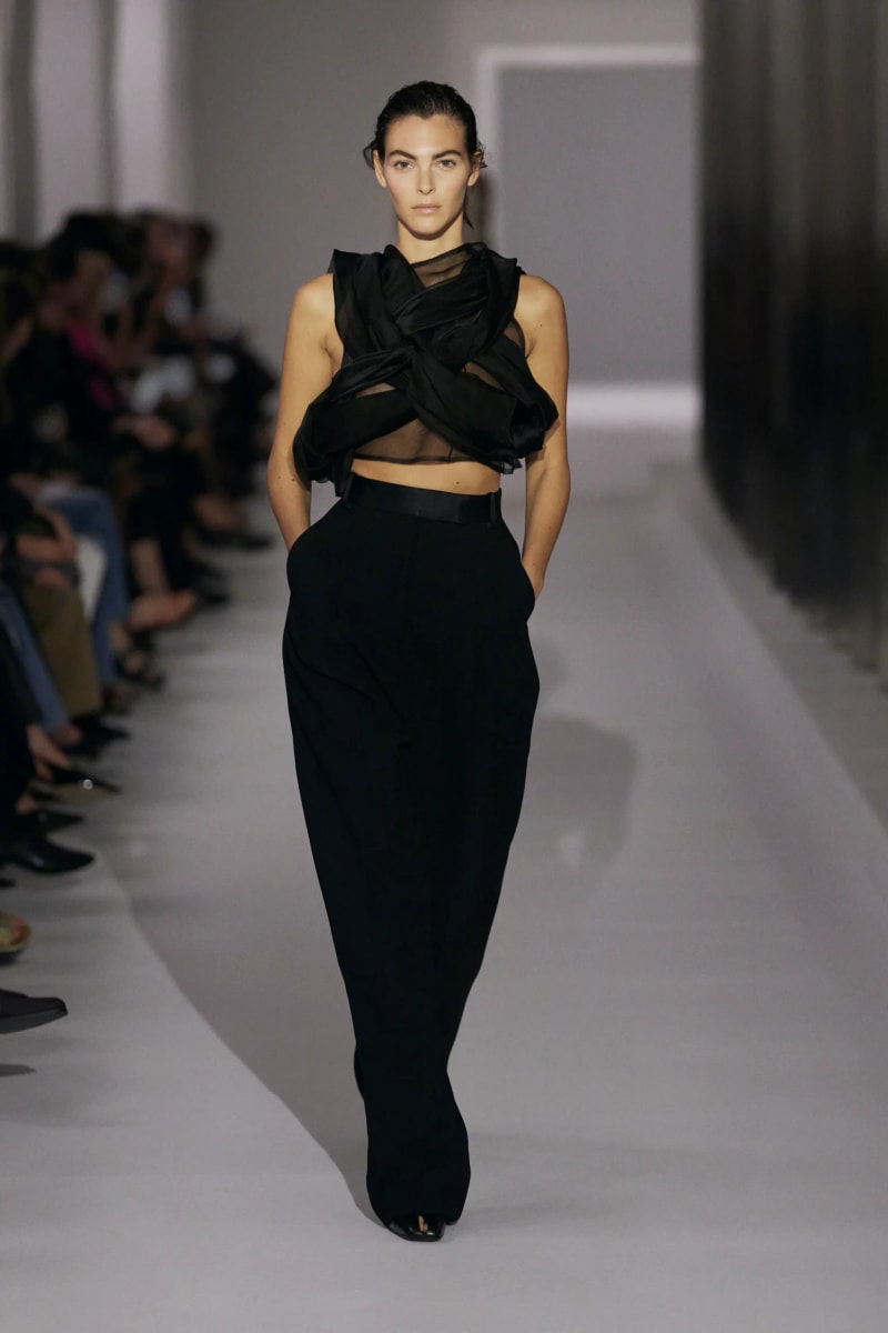 NYFW：Khaite 式的女人味，「透視薄紗褲」將成為本季一大重要趨勢！