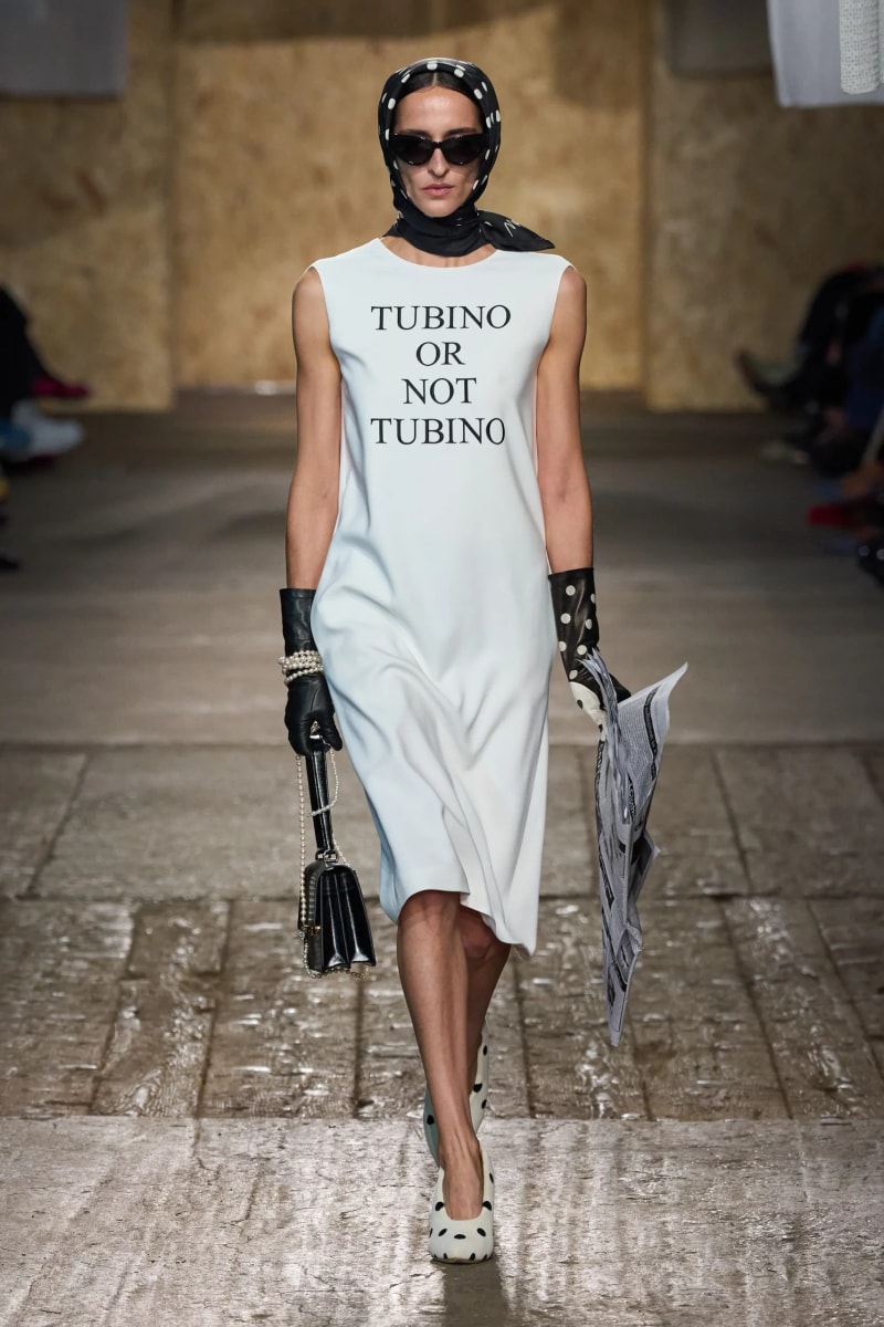 MFW：Moschino 2025 春季大秀，模特手上拿著快煮壺、安全帽、清潔劑...總讓人出其不意！