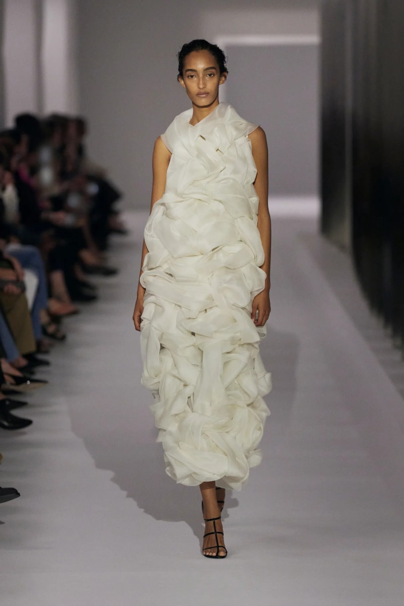 NYFW：Khaite 式的女人味，「透視薄紗褲」將成為本季一大重要趨勢！