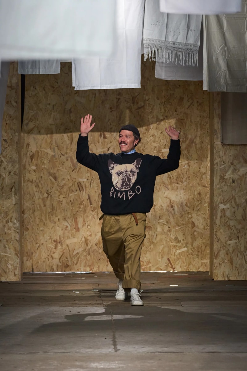 MFW：Moschino 2025 春季大秀，模特手上拿著快煮壺、安全帽、清潔劑...總讓人出其不意！