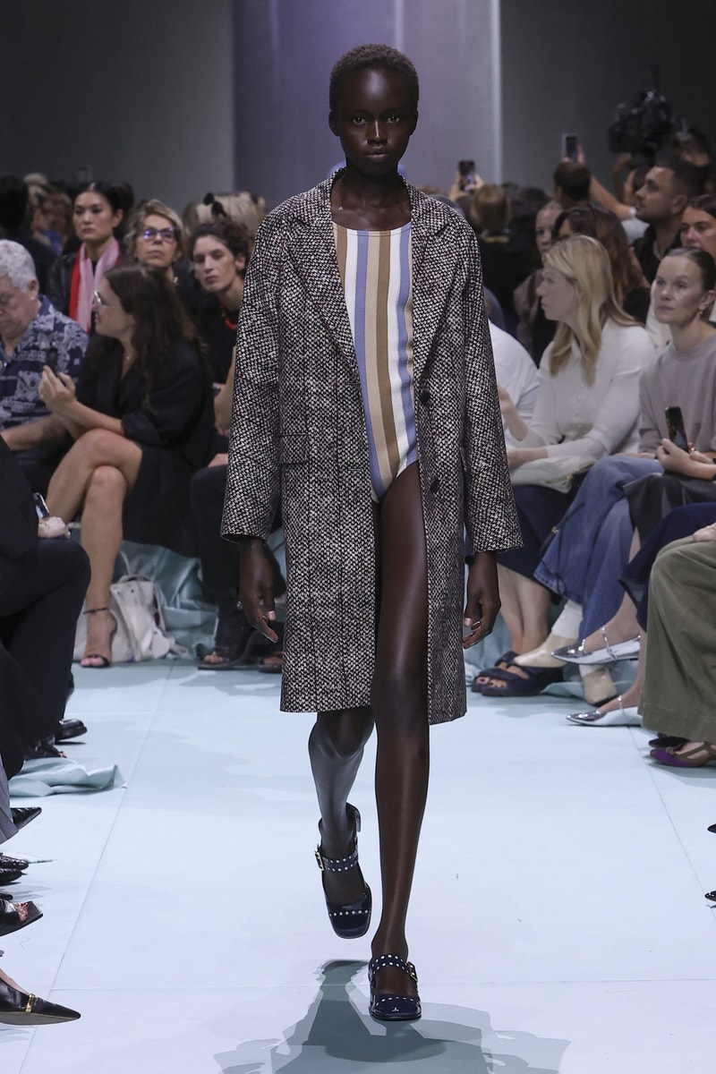 MFW：Prada 2025 春夏大秀娓娓道來，我們那無法被演算法複製的美麗！