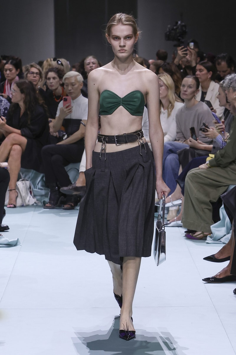 MFW：Prada 2025 春夏大秀娓娓道來，我們那無法被演算法複製的美麗！