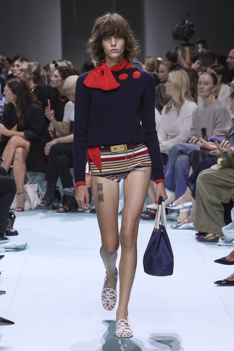 MFW：Prada 2025 春夏大秀娓娓道來，我們那無法被演算法複製的美麗！