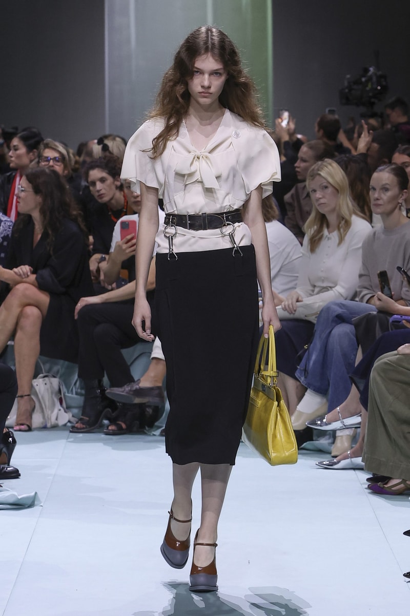 MFW：Prada 2025 春夏大秀娓娓道來，我們那無法被演算法複製的美麗！