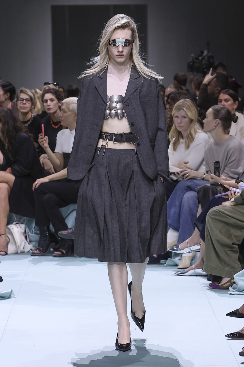 MFW：Prada 2025 春夏大秀娓娓道來，我們那無法被演算法複製的美麗！