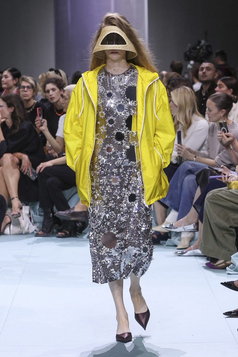 MFW：Prada 2025 春夏大秀娓娓道來，我們那無法被演算法複製的美麗！