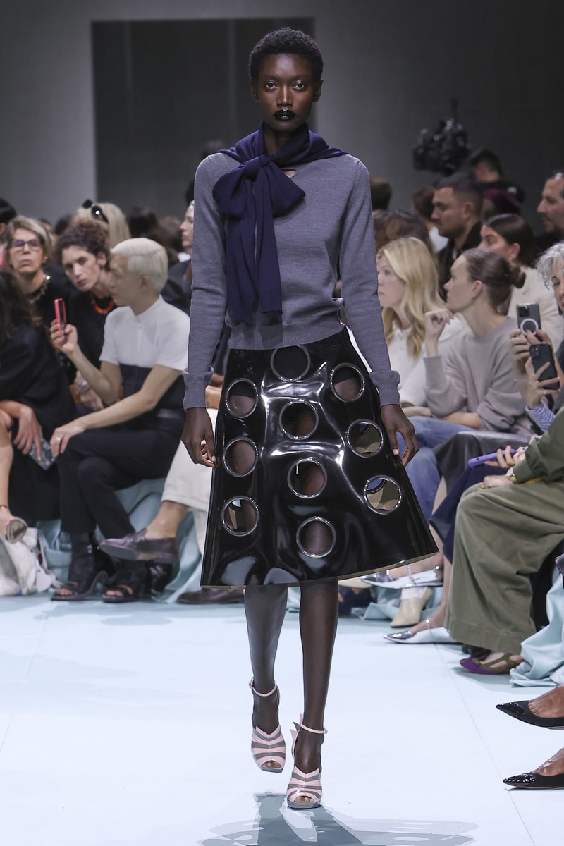 MFW：Prada 2025 春夏大秀娓娓道來，我們那無法被演算法複製的美麗！