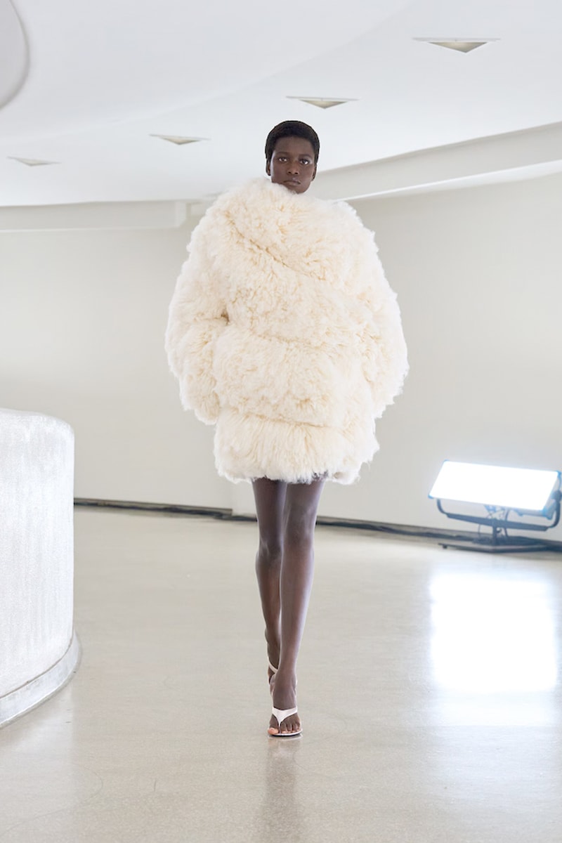 NYFW 懶人筆記：被大牌明星愛瘋了的 Alaïa，選址彩蛋、設計巧思.. 5 個亮點一文看懂！