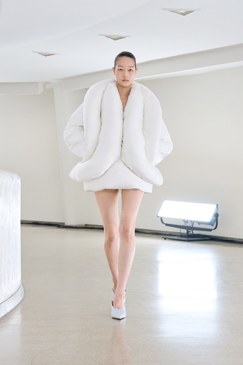 NYFW 懶人筆記：被大牌明星愛瘋了的 Alaïa，選址彩蛋、設計巧思.. 5 個亮點一文看懂！