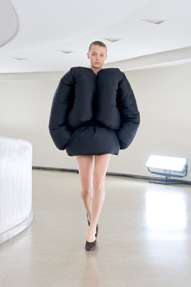NYFW 懶人筆記：被大牌明星愛瘋了的 Alaïa，選址彩蛋、設計巧思.. 5 個亮點一文看懂！