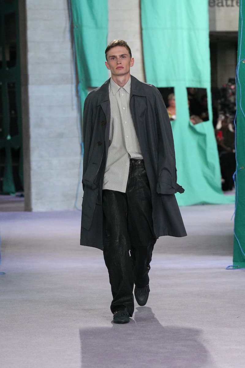 burberry 2025 summer runway detail looks london fashion week