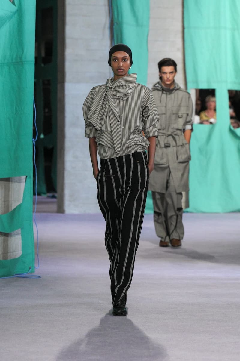 burberry 2025 summer runway detail looks london fashion week