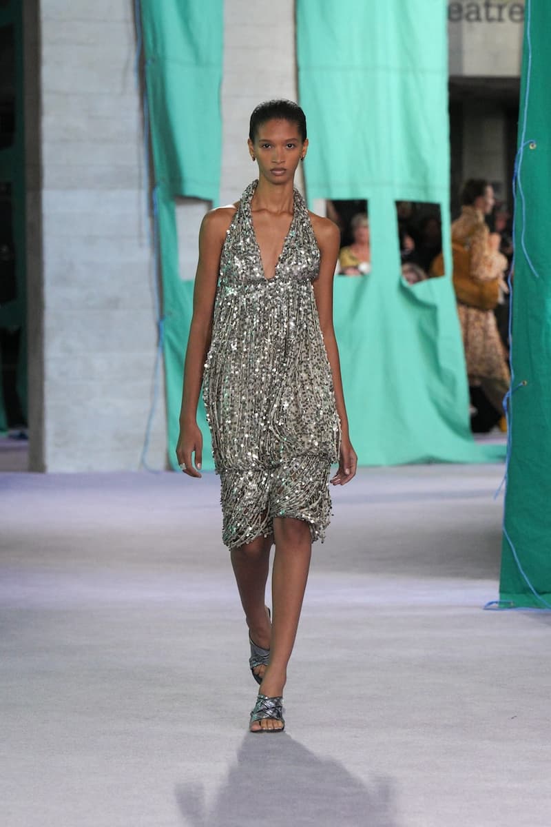 burberry 2025 summer runway detail looks london fashion week