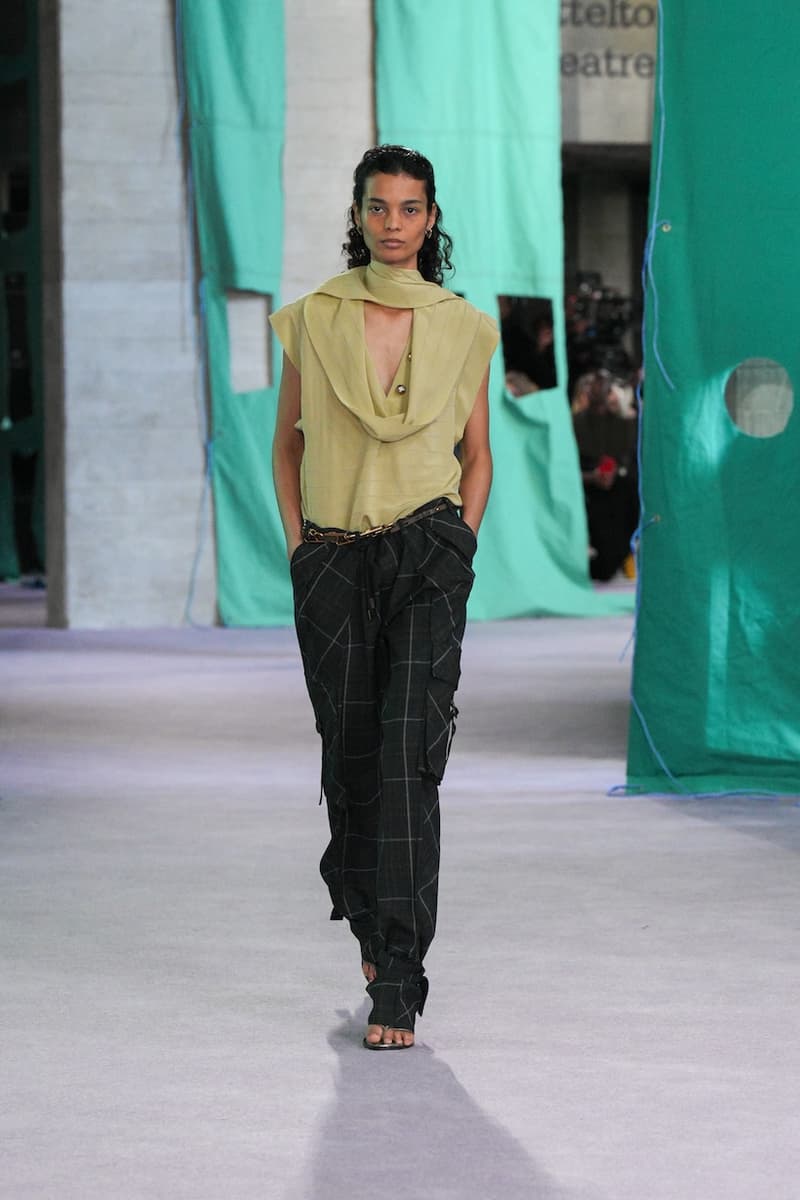 burberry 2025 summer runway detail looks london fashion week