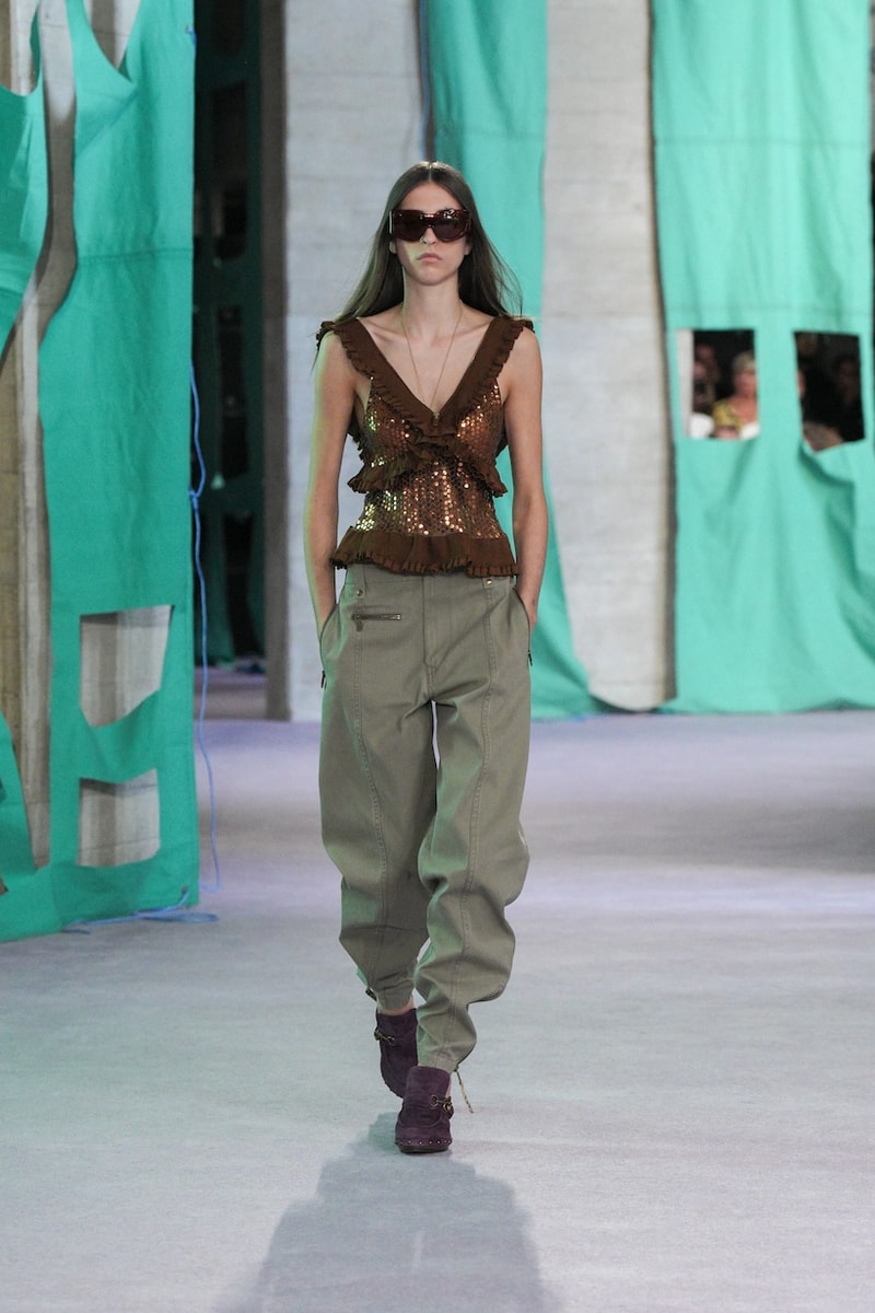 burberry 2025 summer runway detail looks london fashion week