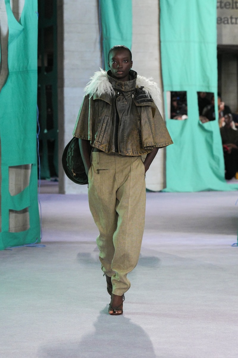 burberry 2025 summer runway detail looks london fashion week