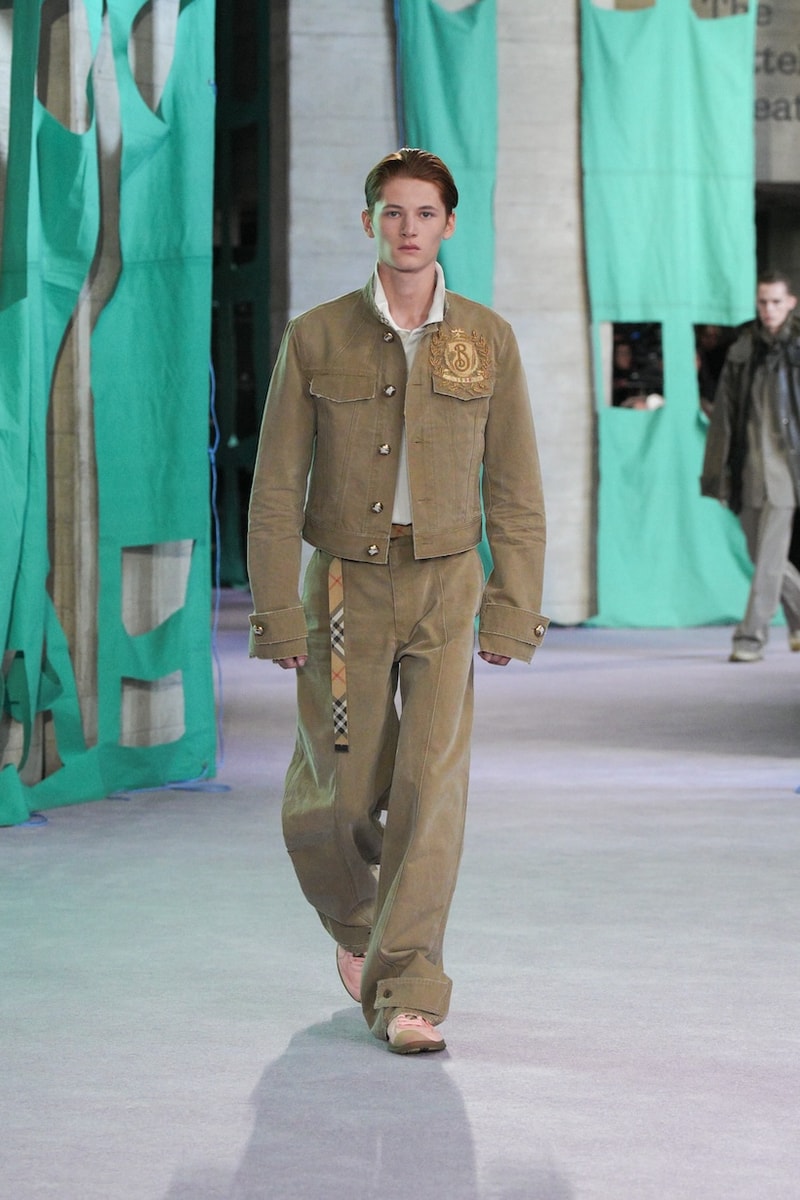 burberry 2025 summer runway detail looks london fashion week