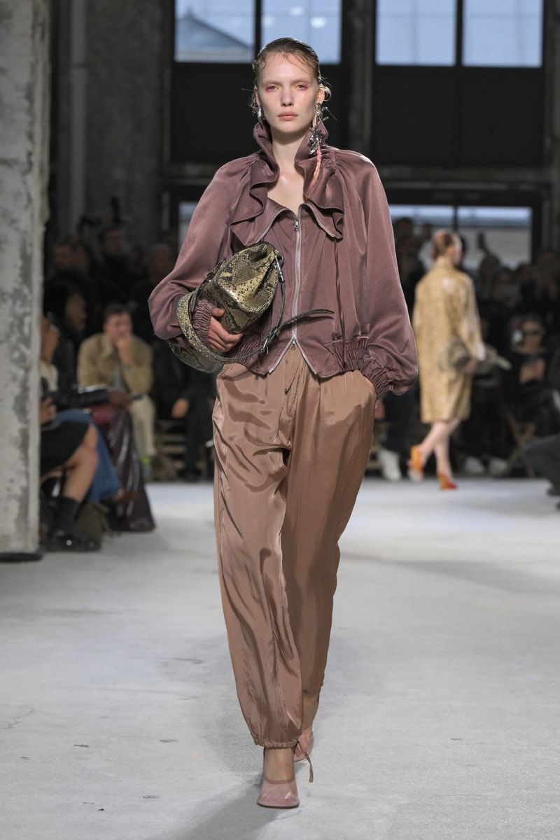 PFW：Dries Van Noten 工作室釋出首個系列，成功秉承品牌的美學與理念