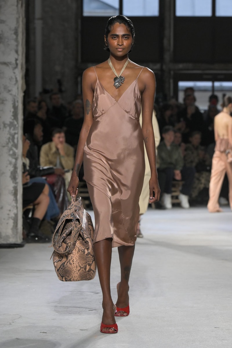 PFW：Dries Van Noten 工作室釋出首個系列，成功秉承品牌的美學與理念
