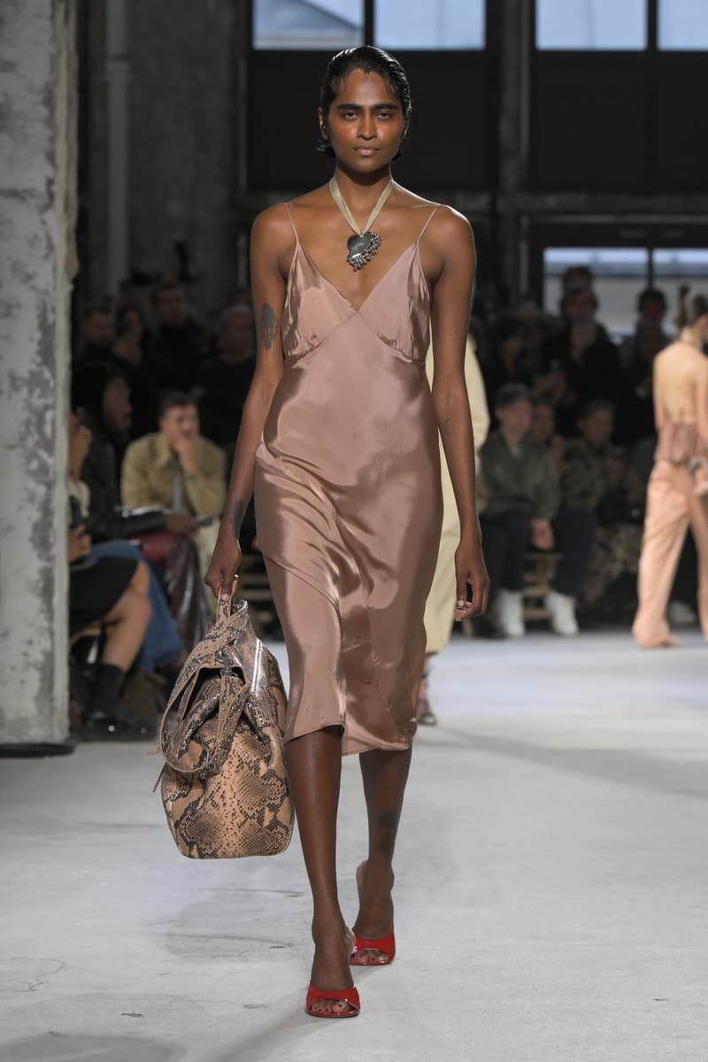 PFW:Dries Van Noten 工作室釋出首個系列,成功秉承品牌的美學與理念