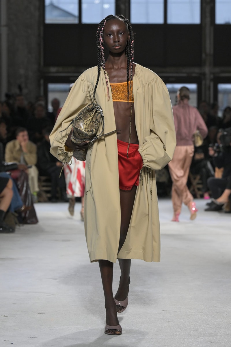 PFW：Dries Van Noten 工作室釋出首個系列，成功秉承品牌的美學與理念