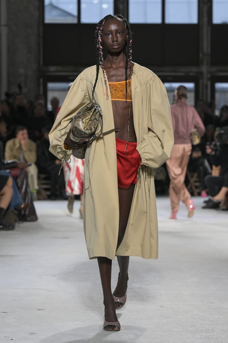 PFW:Dries Van Noten 工作室釋出首個系列,成功秉承品牌的美學與理念