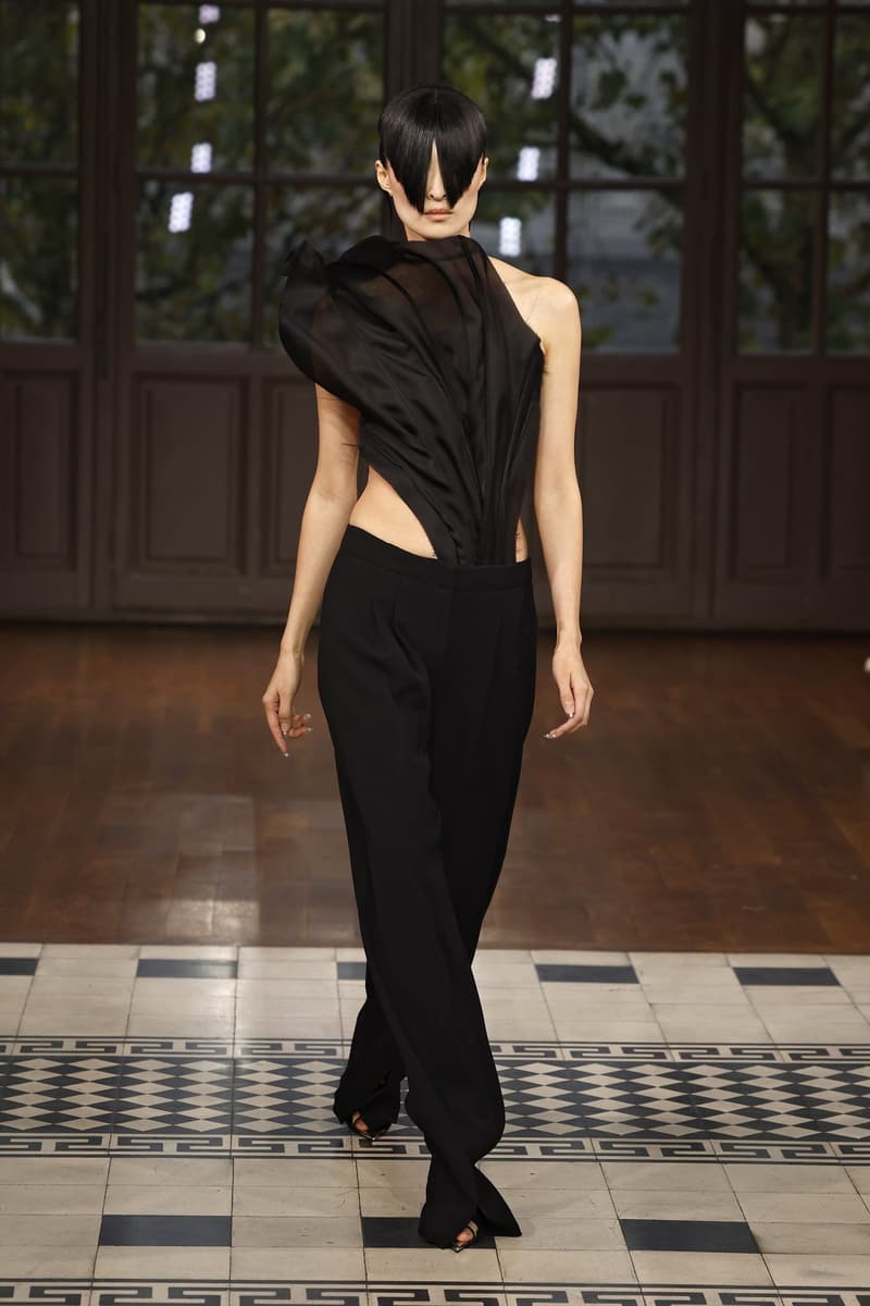 PFW:Mugler 掙脫經典設計框架,展現嶄新的暗黑性感美學