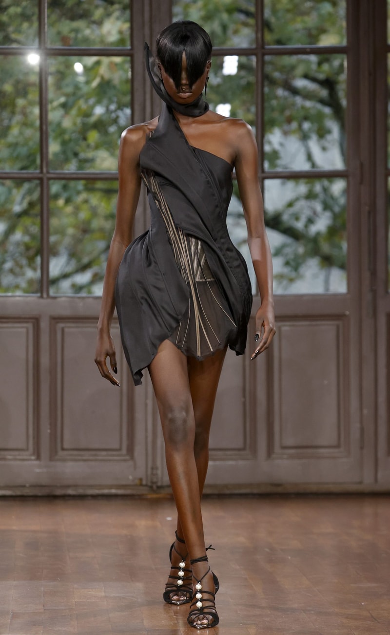 PFW：Mugler 掙脫經典設計框架，展現嶄新的暗黑性感美學
