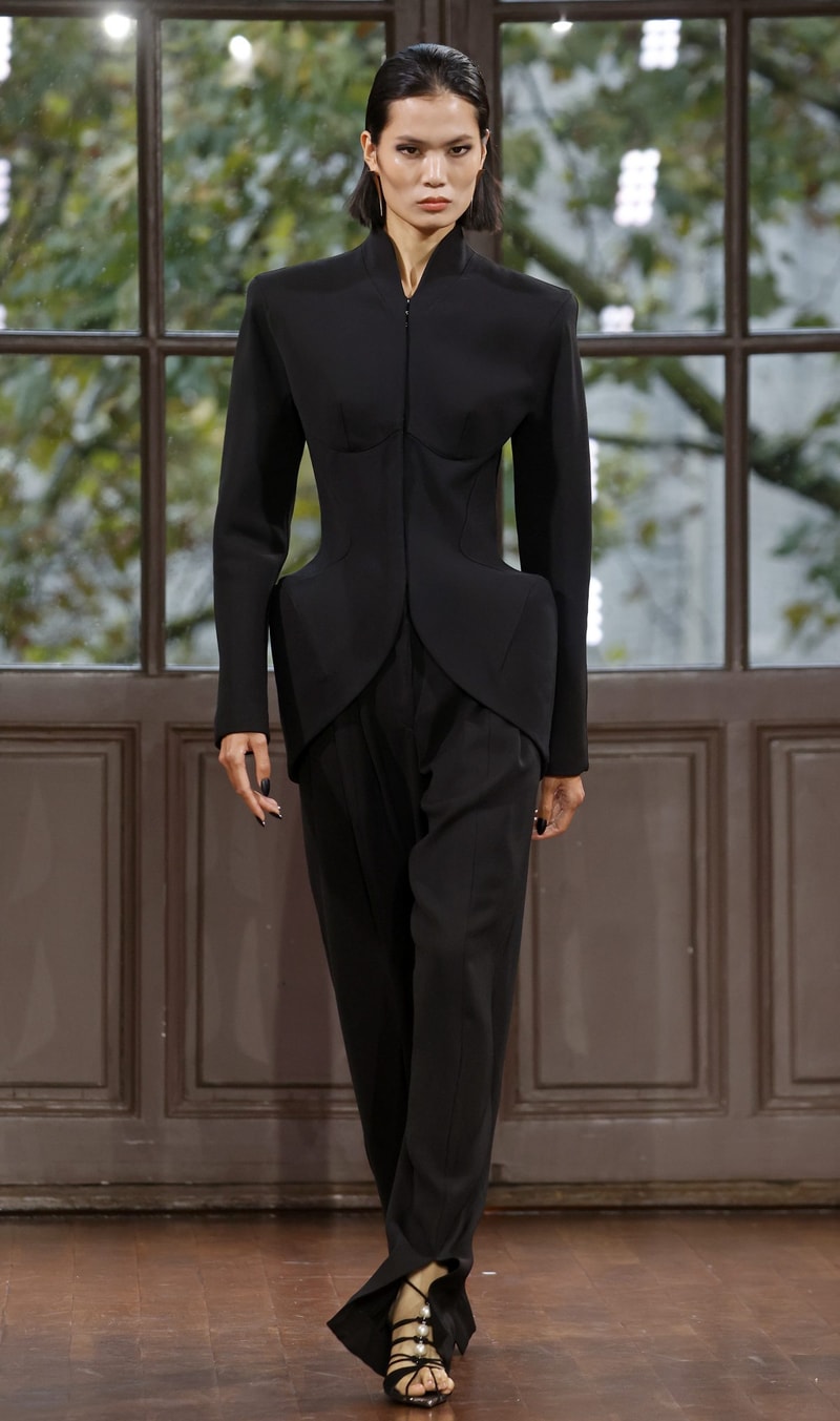 PFW：Mugler 掙脫經典設計框架，展現嶄新的暗黑性感美學