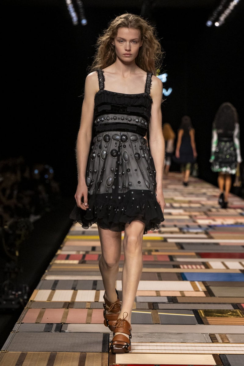 Louis Vuitton 2025ss fahion show