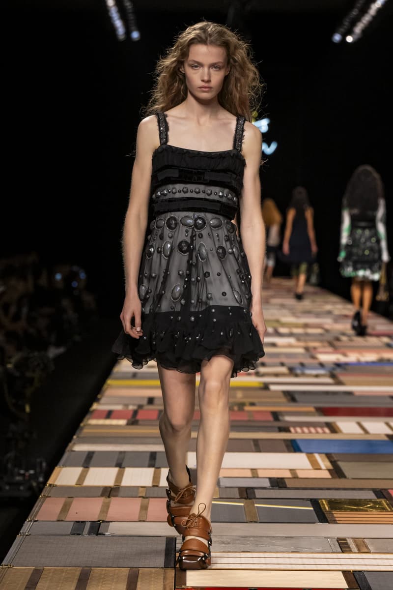 Louis Vuitton 2025ss fahion show