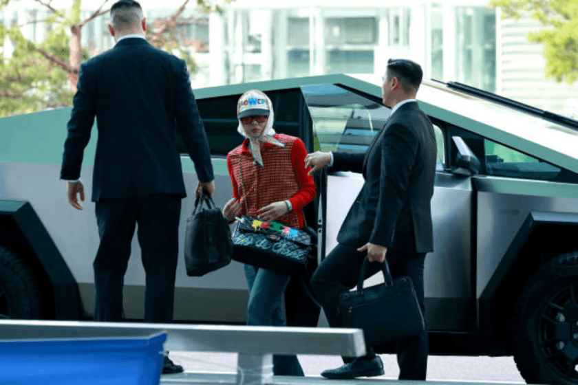 五彩斑斕的開喜婆婆?G-Dragon 機場造型評價兩極,從強勢的 Tesla Cybertruck 下車瞬間超反差!