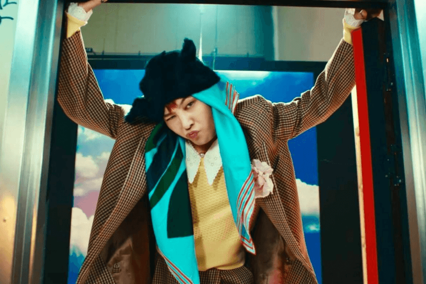 五彩斑斕的開喜婆婆?G-Dragon 機場造型評價兩極,從強勢的 Tesla Cybertruck 下車瞬間超反差!