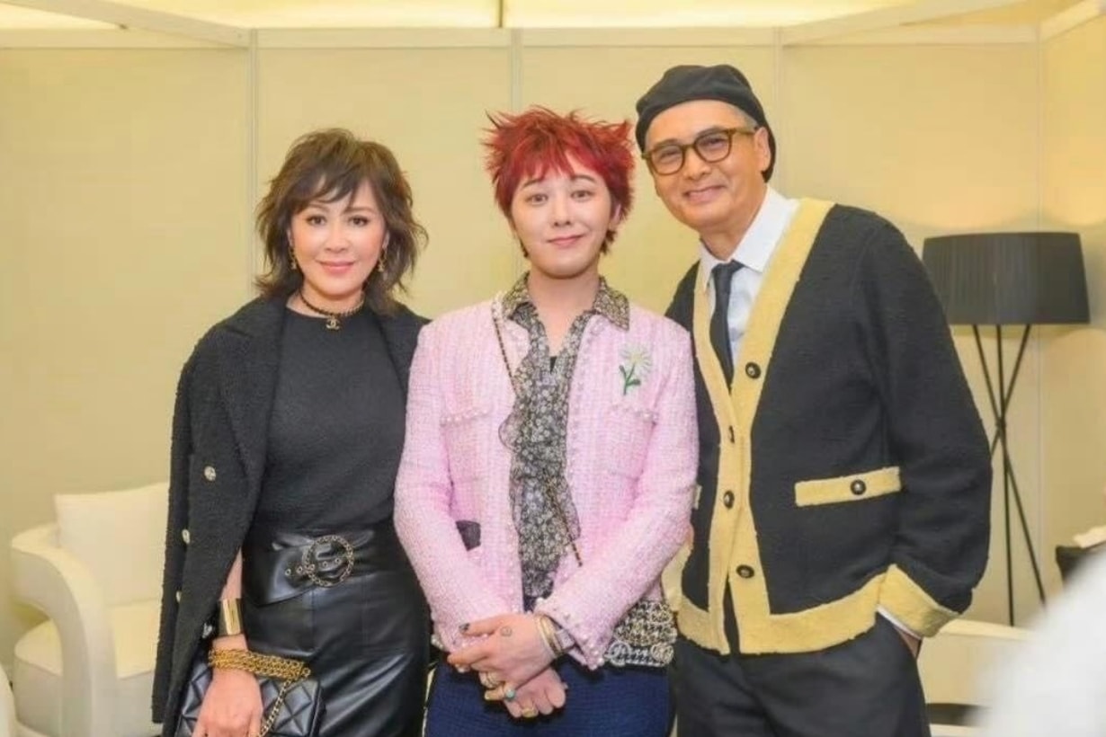 9 年前已經結緣!G-Dragon 與周潤發在香港 Chanel 時裝秀再度碰頭,搞怪表情非常可愛