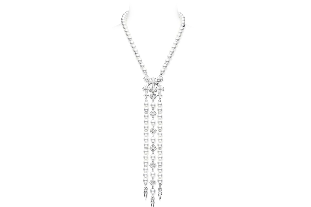 夢幻聯乘!頂級珠寶品牌 Mikimoto 與 Chrome Hearts 驚喜合作,釋出優雅及酷感並存的配飾系列