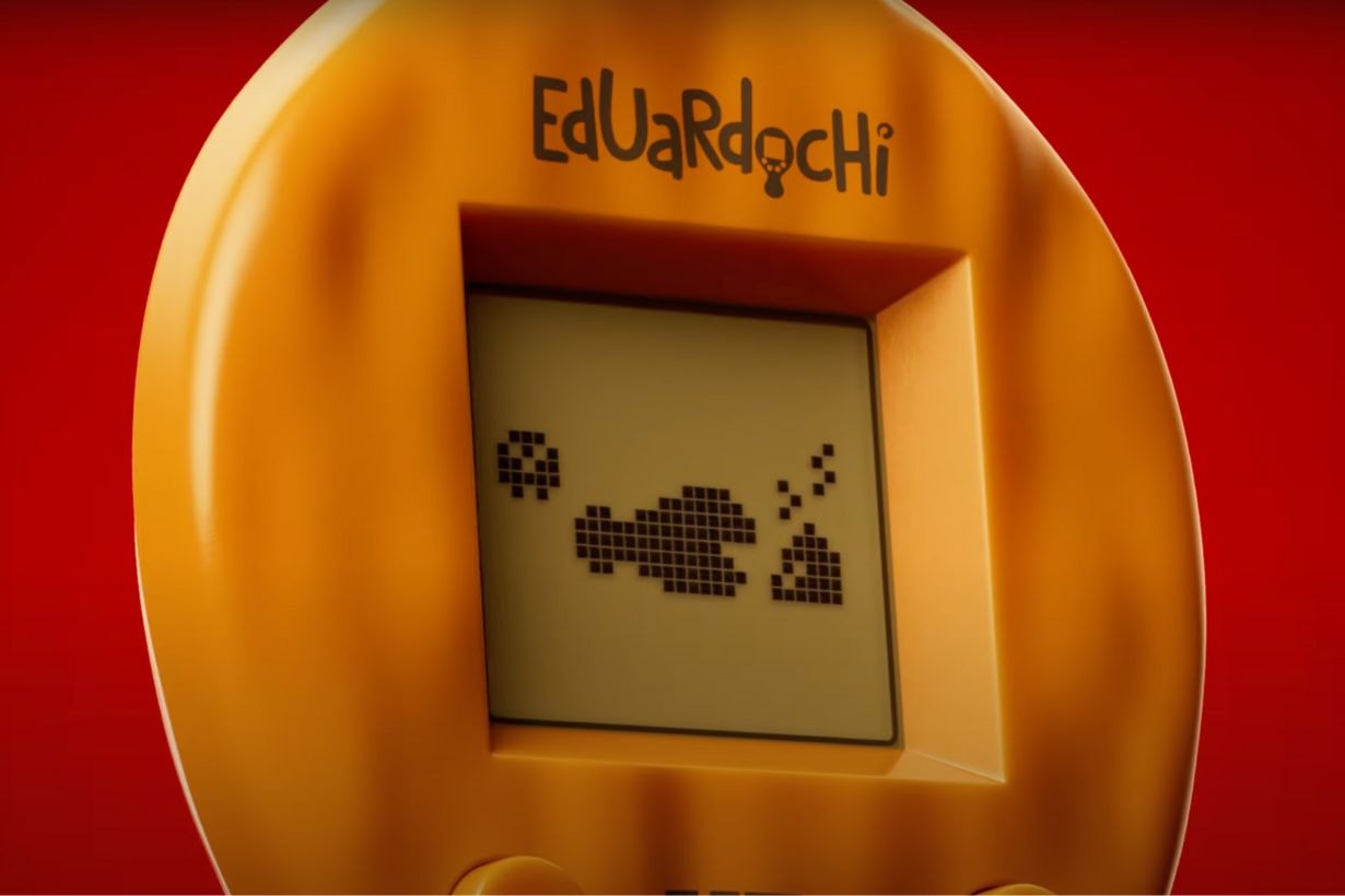 意想不到的寵物登場:西班牙 KFC 推出 Tamagotchi 電子寵物機,這次的寵物竟然是一隻炸雞腿?