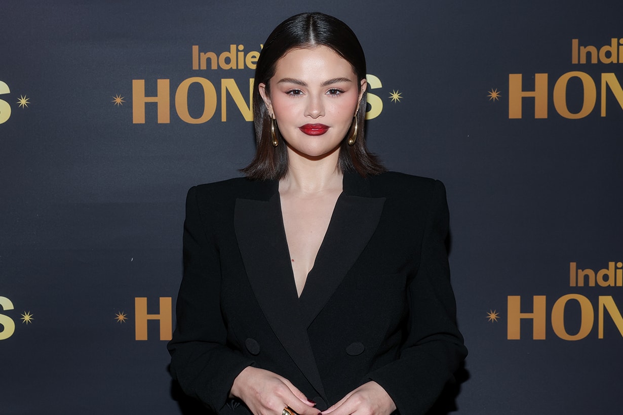 Selena Gomez 這個唇妝太好看:以 90 年代風格打造,散發著成熟女人味,肯定成為潮流!