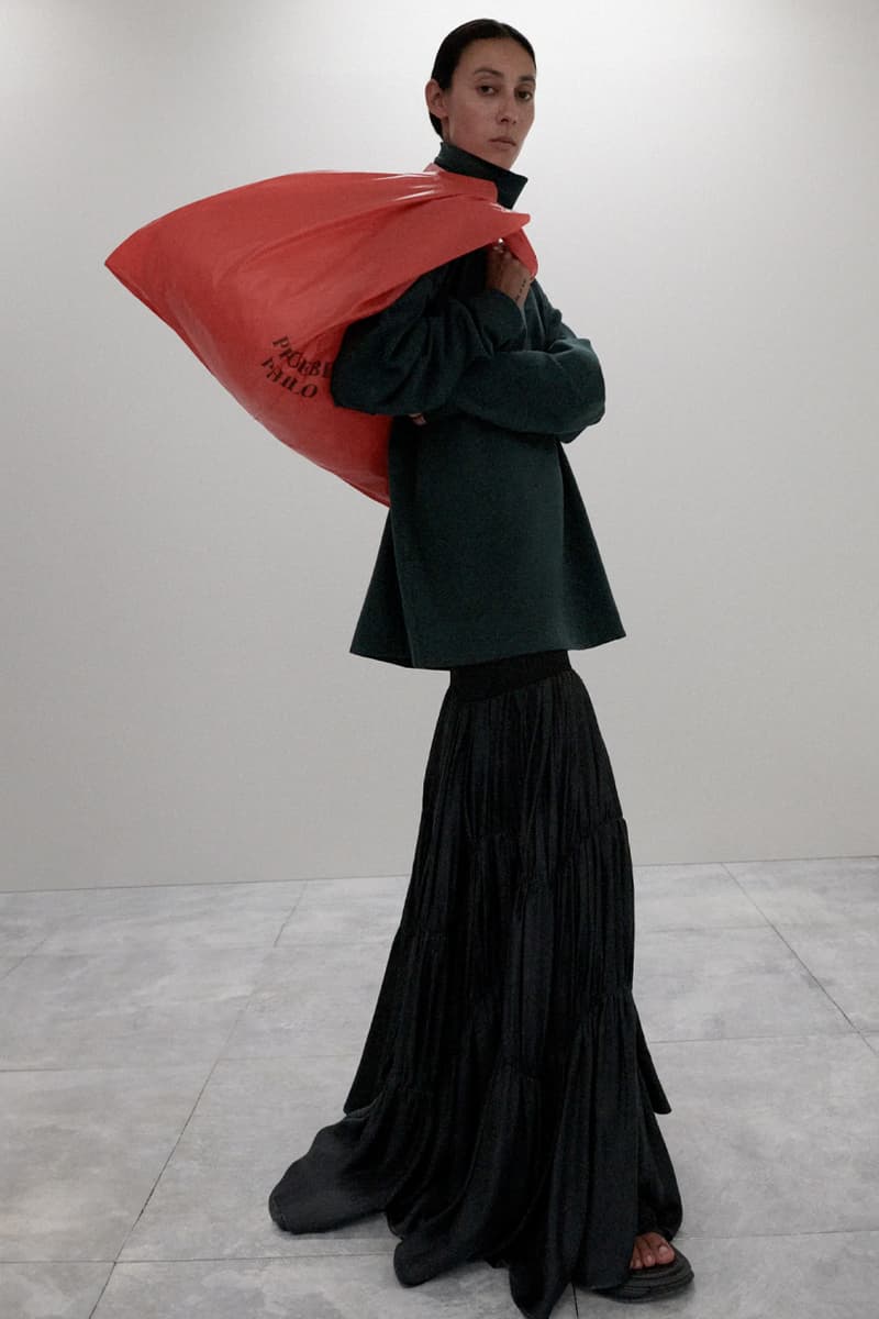 Phoebe Philo 全新系列「B」：總是懂女人愛的慵懶時髦，第一波才上架就開始斷碼！