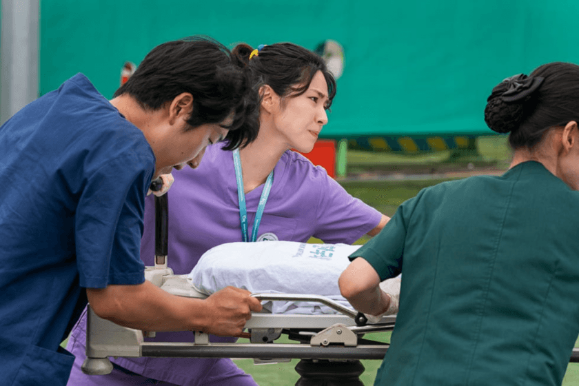 Netflix《外傷重症中心》劇情解析:朱智勛飾演的「瘋狗醫生」真有其人!第二季消息指日可待?