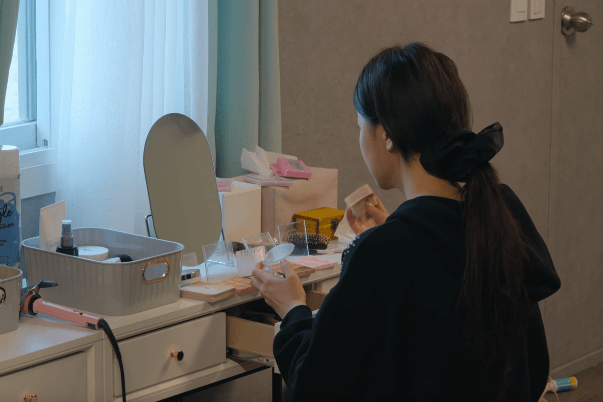 Korean Girl makeup Netflix singles inferno 4 girl Cast table