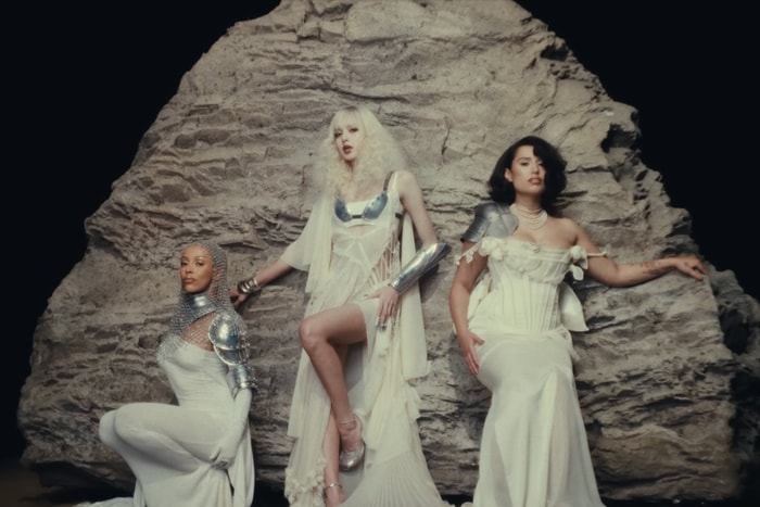 毒蠍美人三人組:Lisa 與 Doja Cat 和 RAYE 合作單曲《Born Again》發布,MV 的 5 套造型美出新高度!