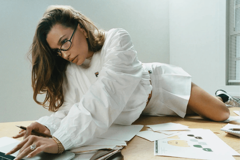 街拍女王也超愛穿：Hailey Bieber x FILA 聯名系列開賣！90 年代復古運動風，設計時髦又有鬆弛感！