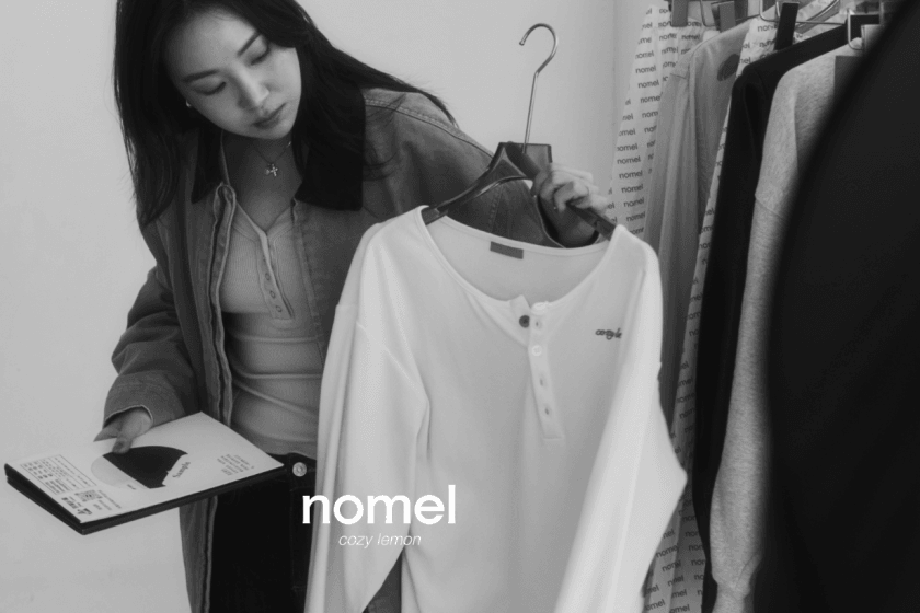 打造慵懶鬆弛的百搭衣櫃:nomel 全新生活支線 cozy lemon 簡約服飾自帶時髦感,活力橘白色化妝包必收!