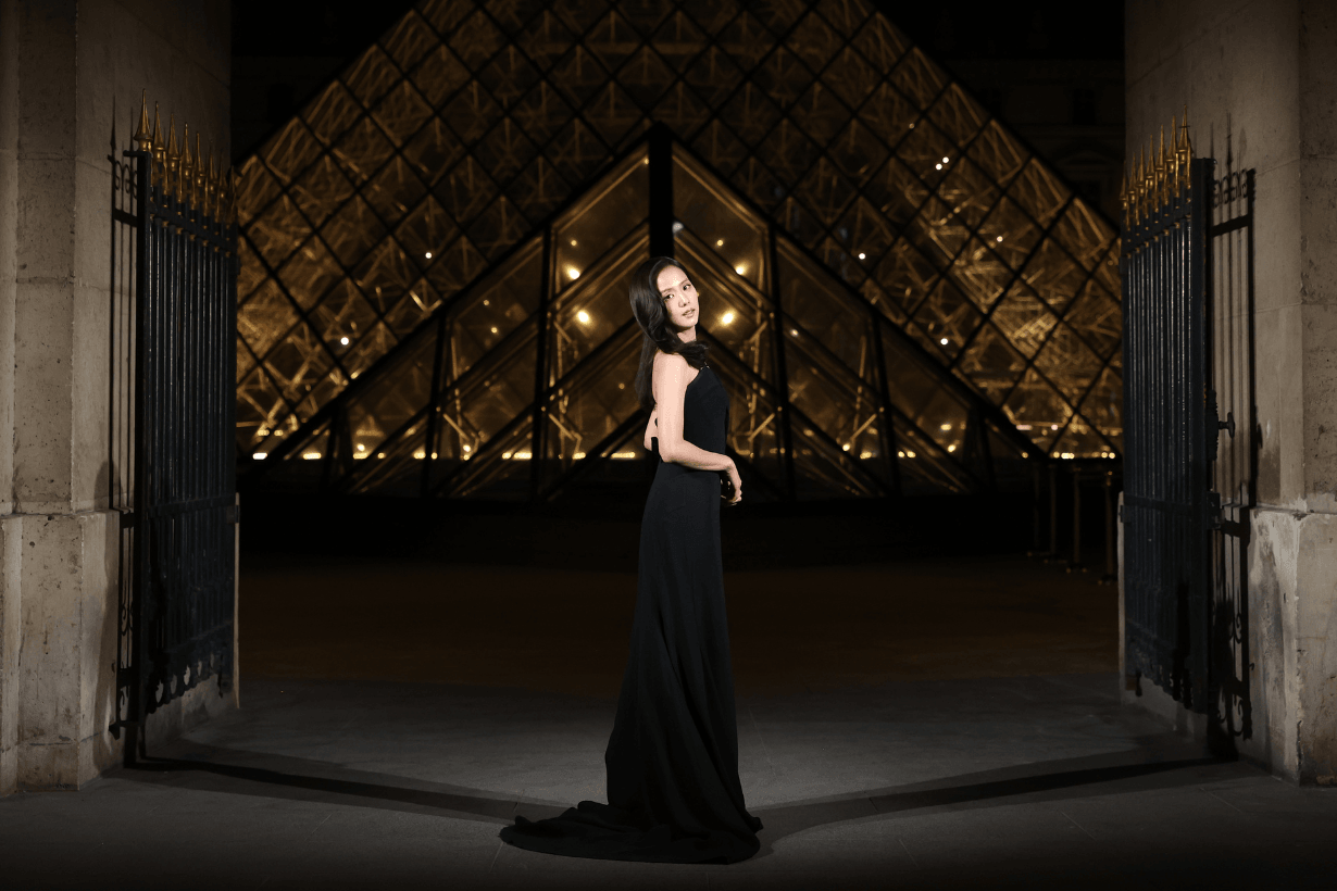 Jisoo Dior front row Le Grand Diner du Louvre style