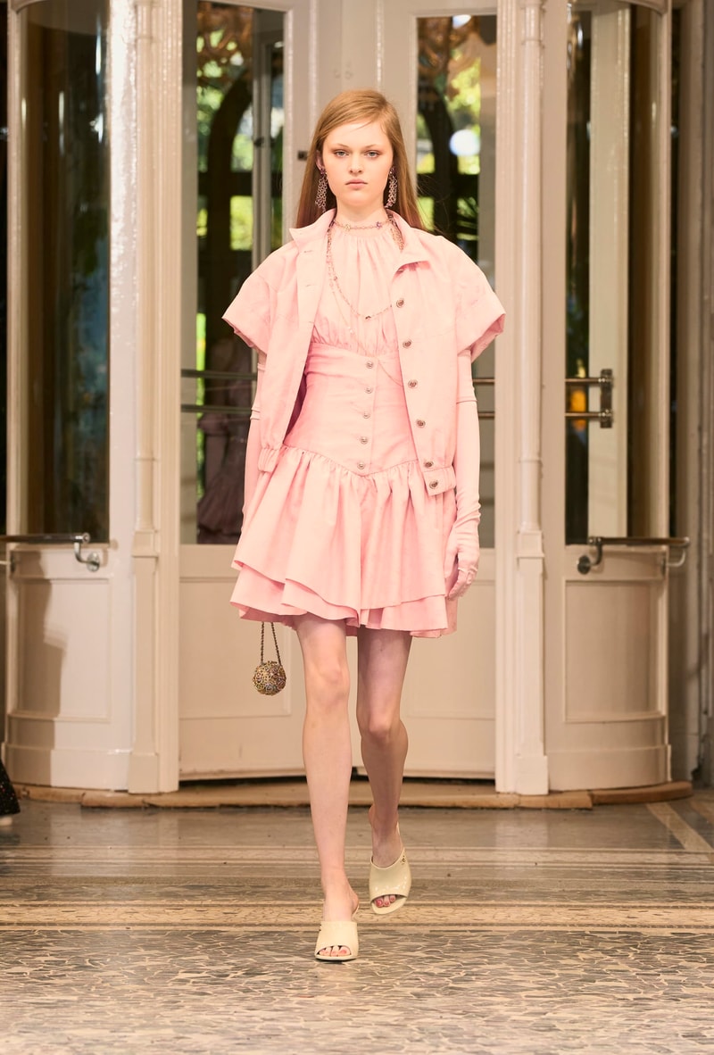 chanel 2025/26 Cruise lake como hightlight runway details looks italy story