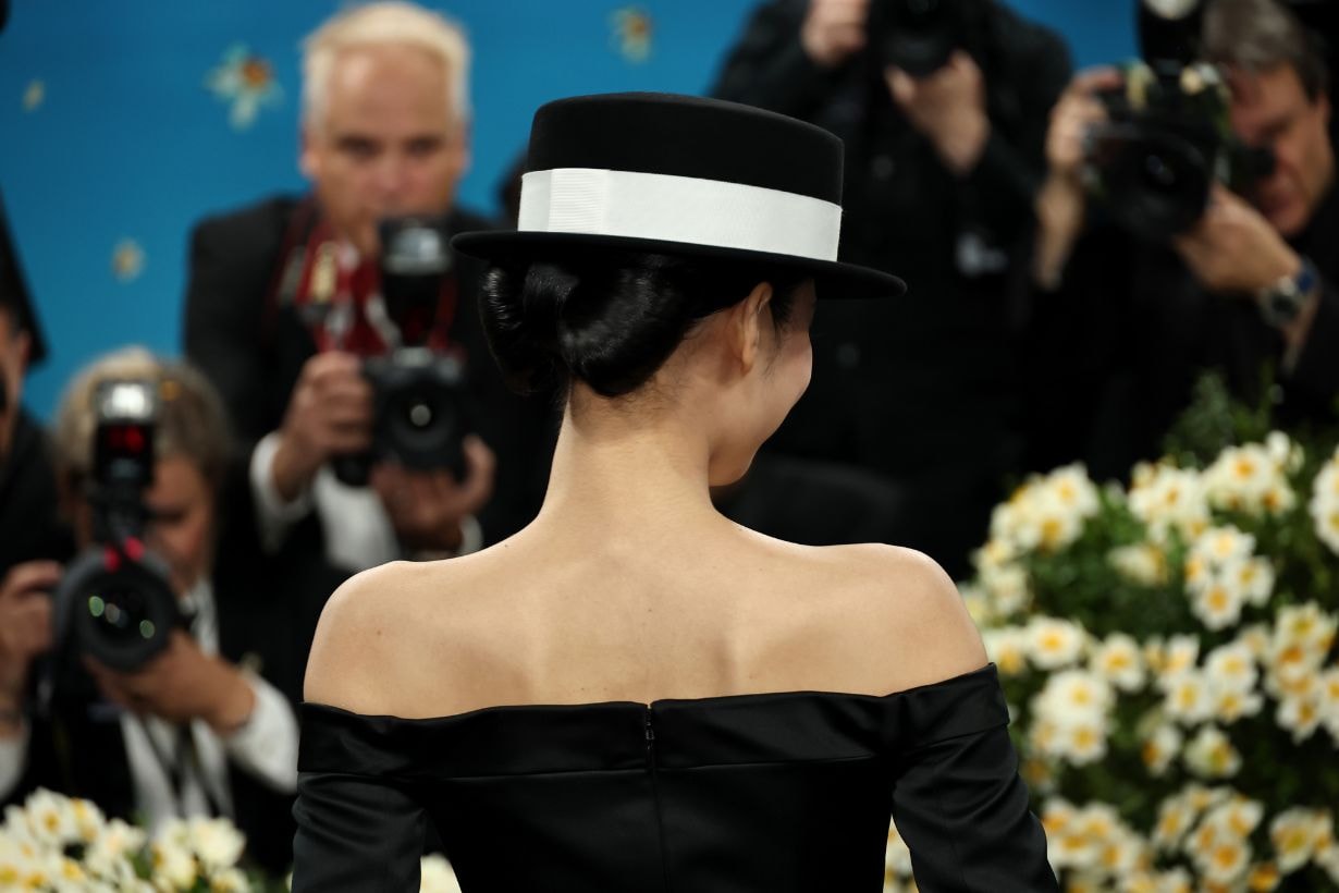 Jennie 2025 Met Gala bow tie chanel bowcore Hairstyle trend