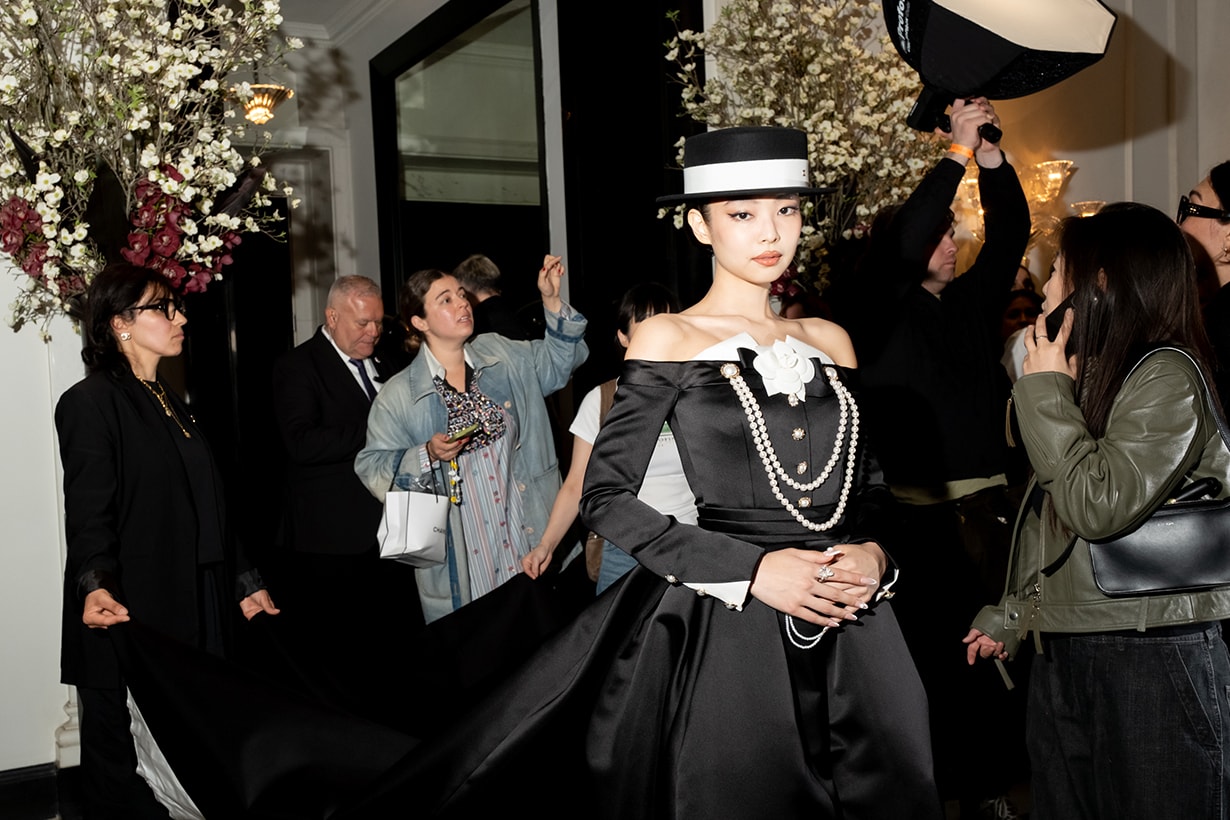 jennie met gala 2025 chanel red carpet look